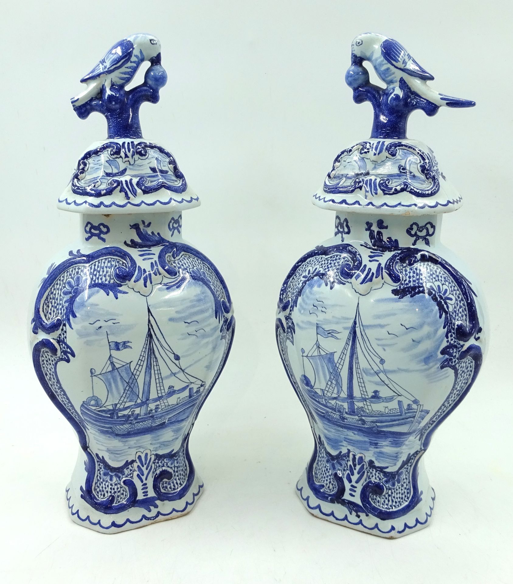 Null Coppia di vasi in terracotta con decorazione in blu di cobalto di barche in&hellip;