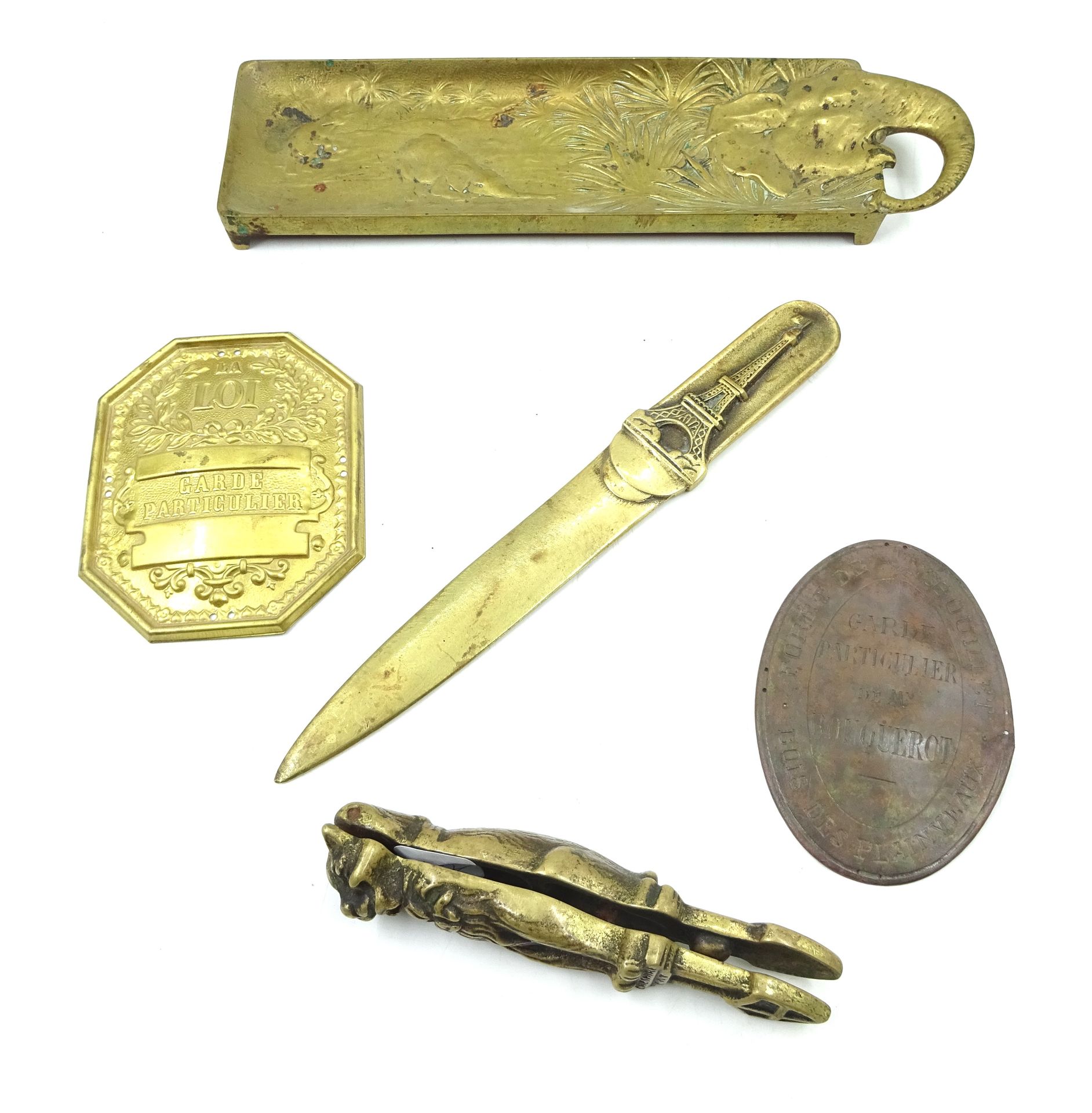 Null 一批青铜和黄铜物品，包括：大象小刀、埃菲尔铁塔开信刀、猫胡桃钳、两块私人护卫牌。