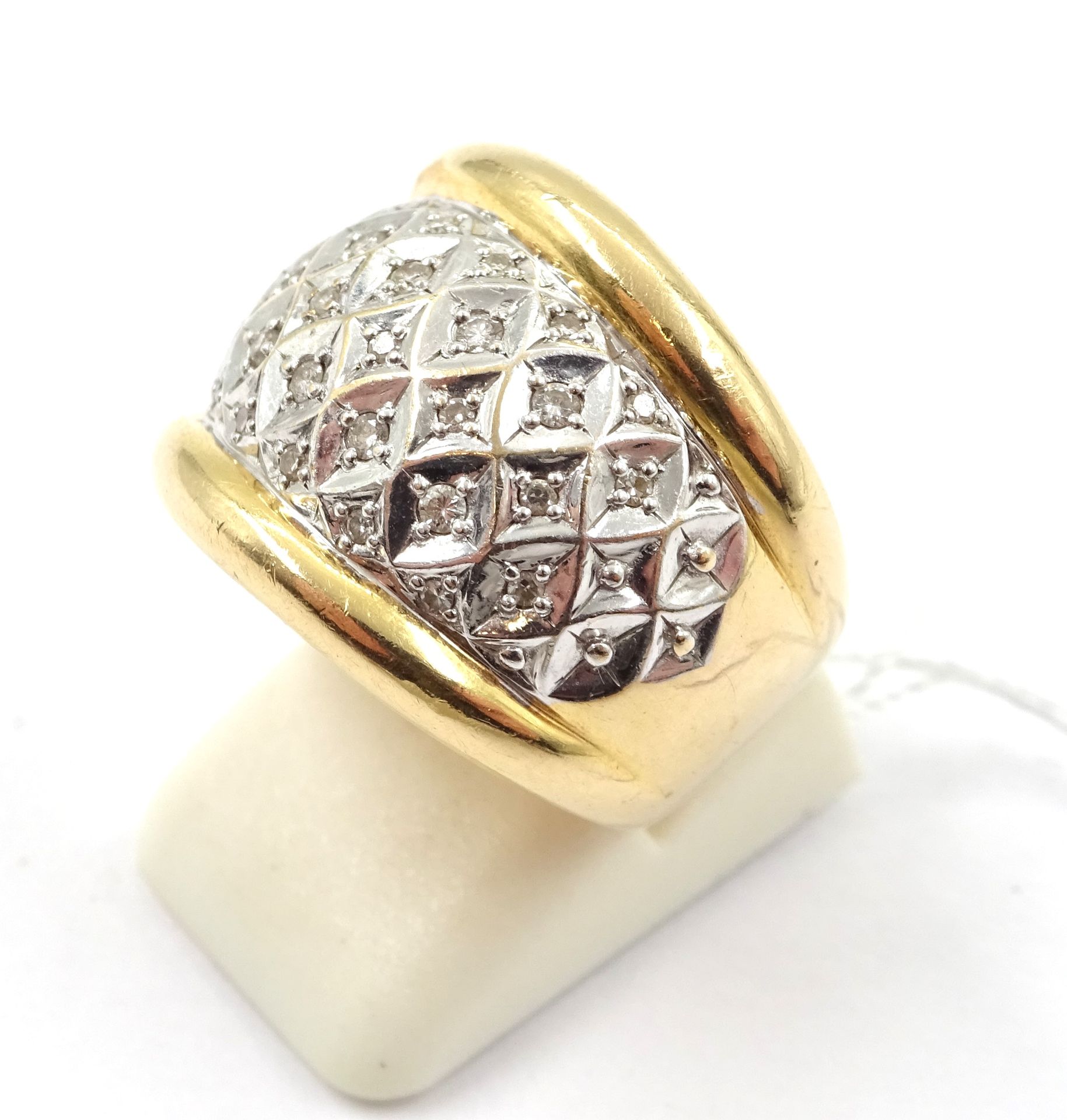 Null Anello in oro giallo e bianco 750°/°° (18 ct) con piccoli diamanti taglio b&hellip;