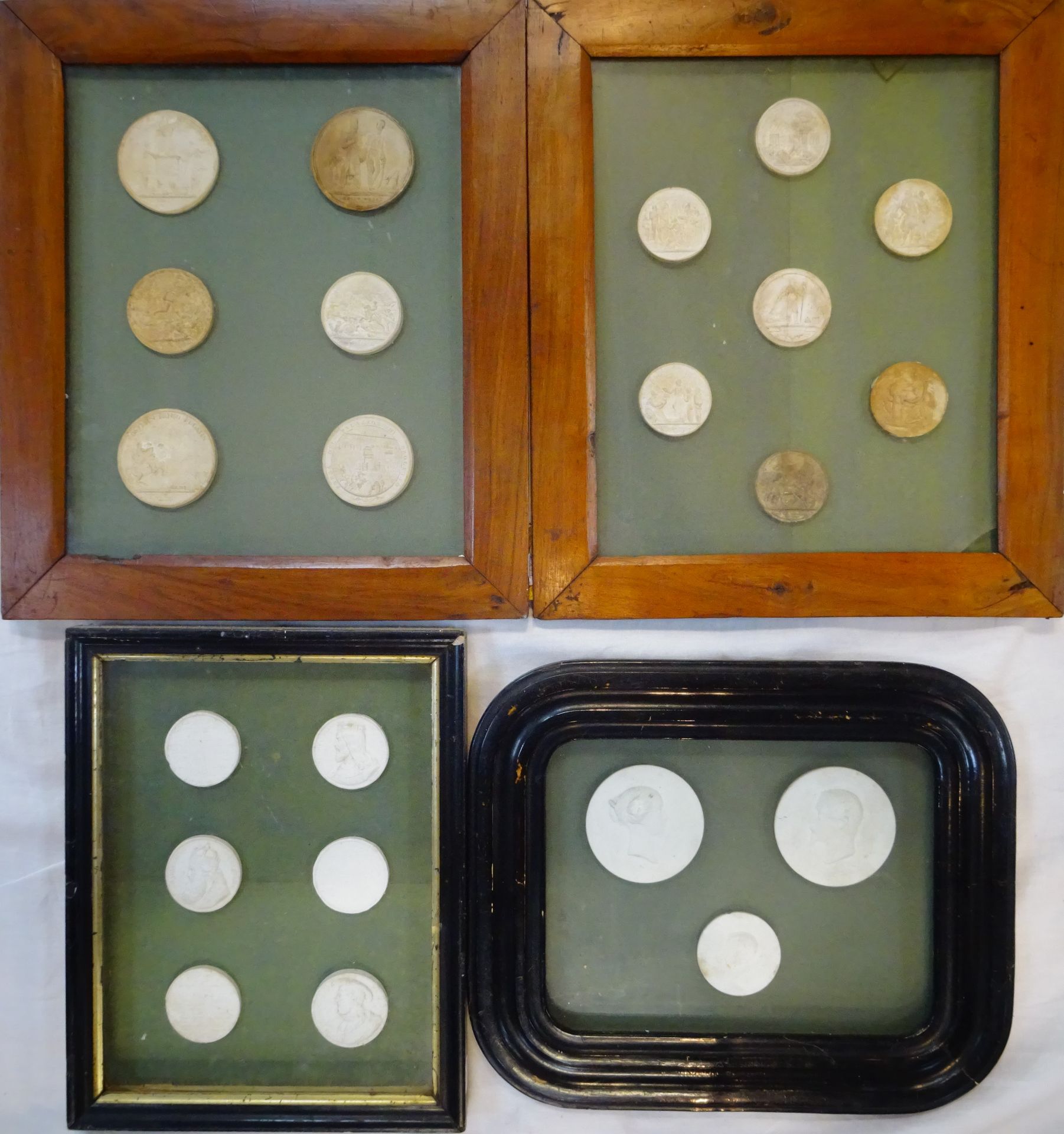 Null Set di cornici in vetro contenenti calchi in gesso di medaglie: Napoleone I&hellip;