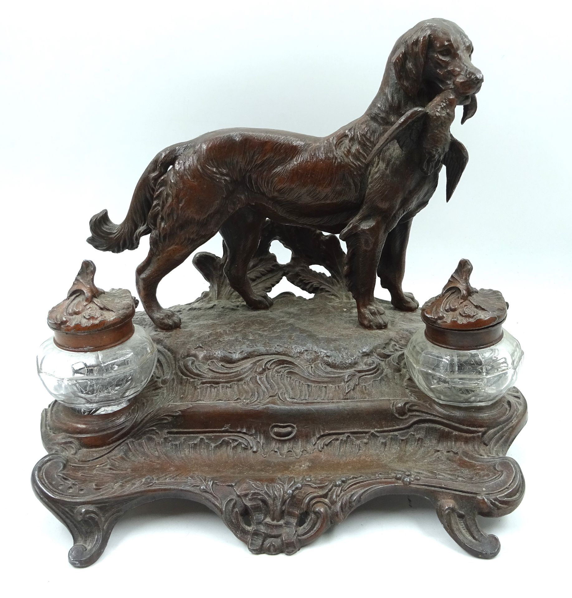 Null 雷古拉墨水瓶，描绘一只狗叼回一只鸭子。28 x 20 x 23 厘米（一个水槽的颈部有缺口）。