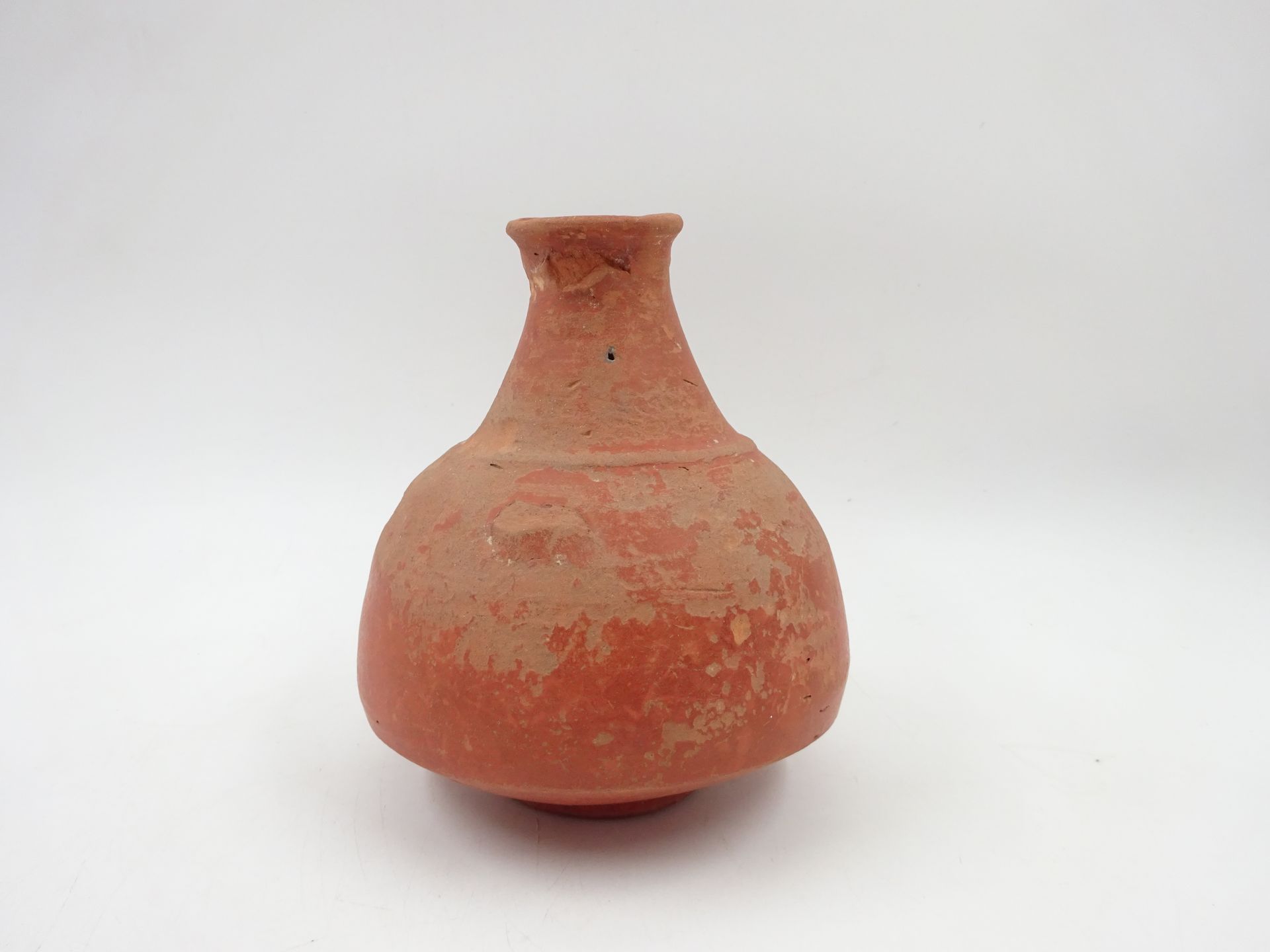 Null 红色陶器中的奥伊诺切（Oenoché）。塞浦路斯，腓尼基时期。高：15 厘米（手柄缺失）。专家：丹尼尔-勒布尔里耶先生
