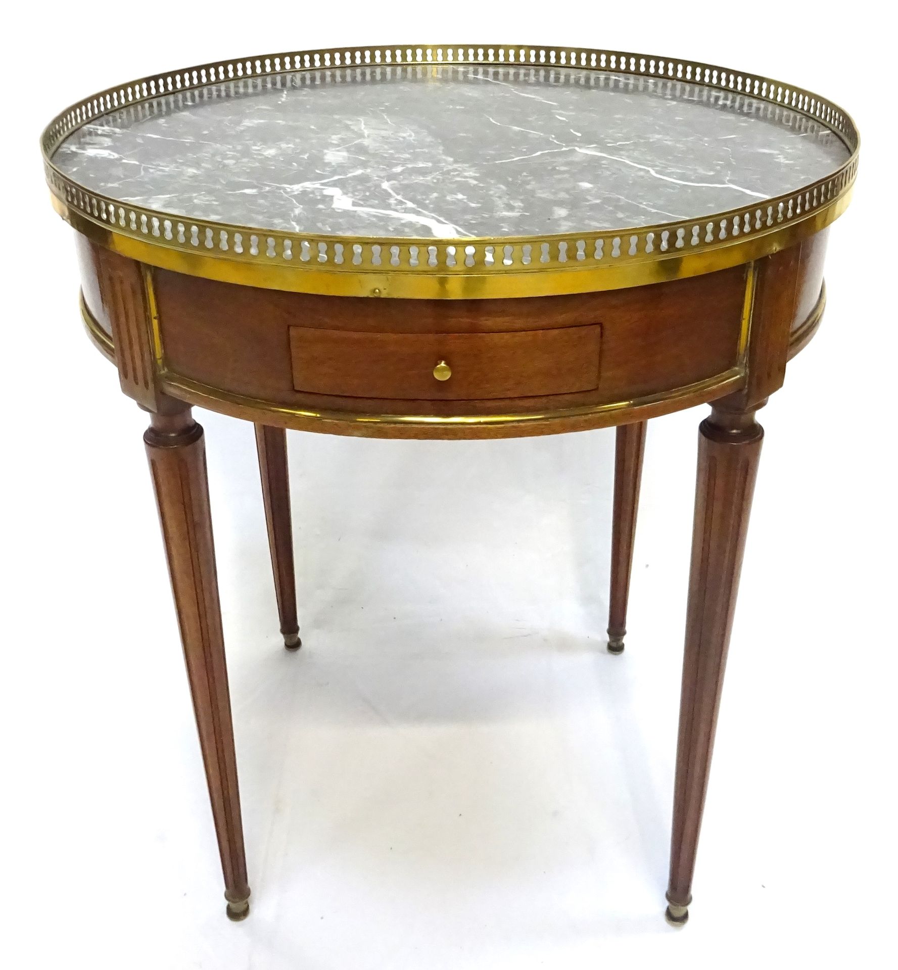 Null 路易十六风格的热水瓶桌。灰色大理石桌面（分体式）配黄铜廊架。两个拉手和两个抽屉。高度：73 厘米