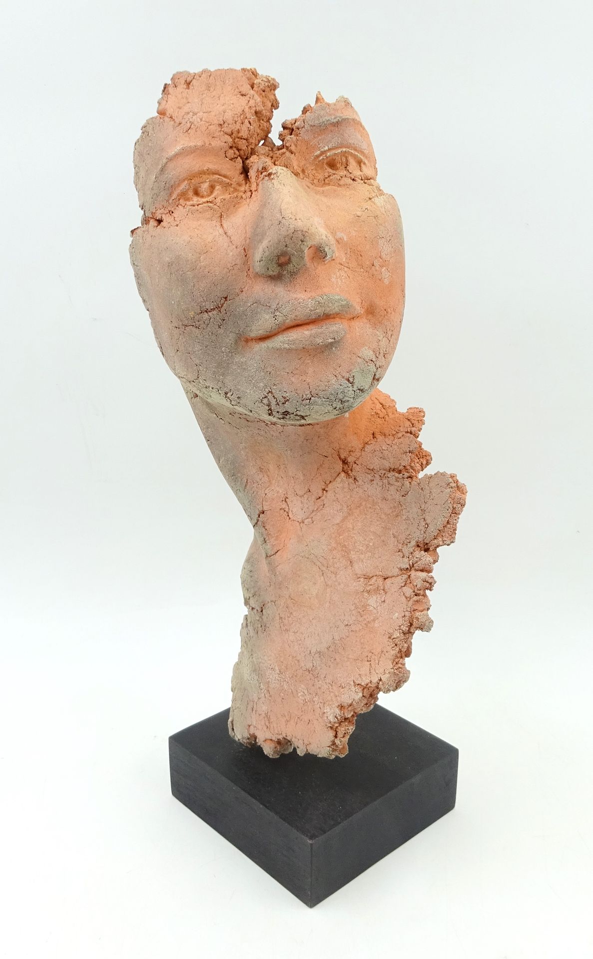 Null 菲利普-莫雷尔（生于 1948 年），作品出自他之手。半身像和脸部向右转。陶土雕塑，黑漆木质底座。高：36 厘米（含底座）。