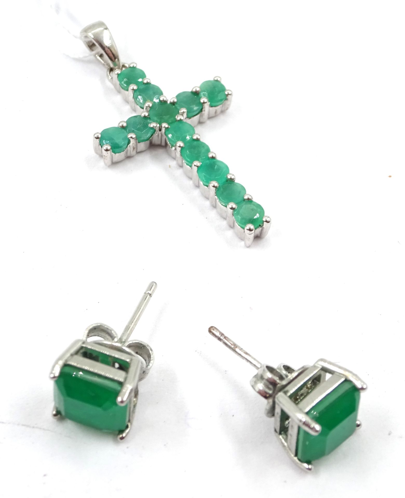 Null 一批镶嵌绿色宝石的 925 纯银首饰：一个十字架吊坠和一对耳钉。总重 3.92 克。
