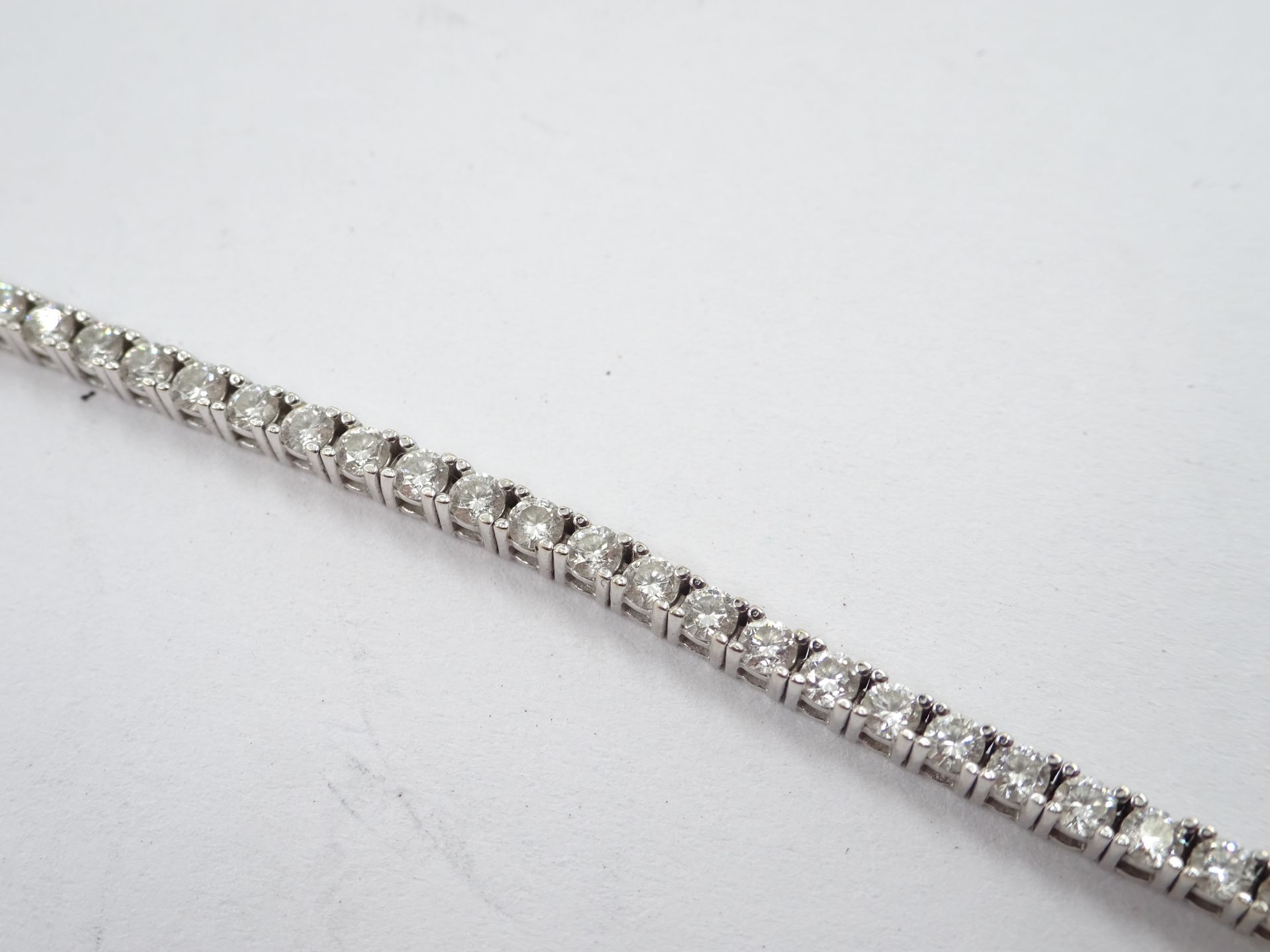 Null Bracelet en or gris 750 °/°° (18k) serti de petits diamants brillantés. L: &hellip;
