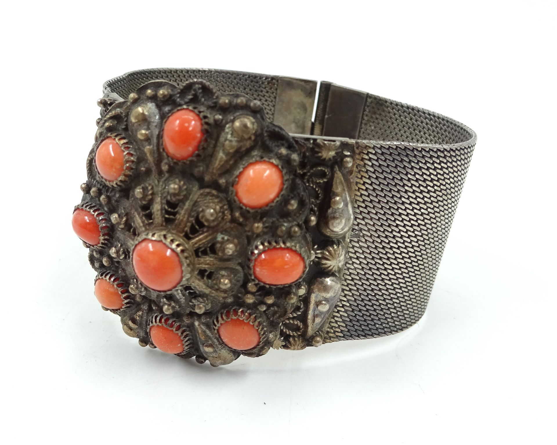 Null Orientalisches Armband aus Silber, verziert mit Korallencabochons. L: 18 cm&hellip;