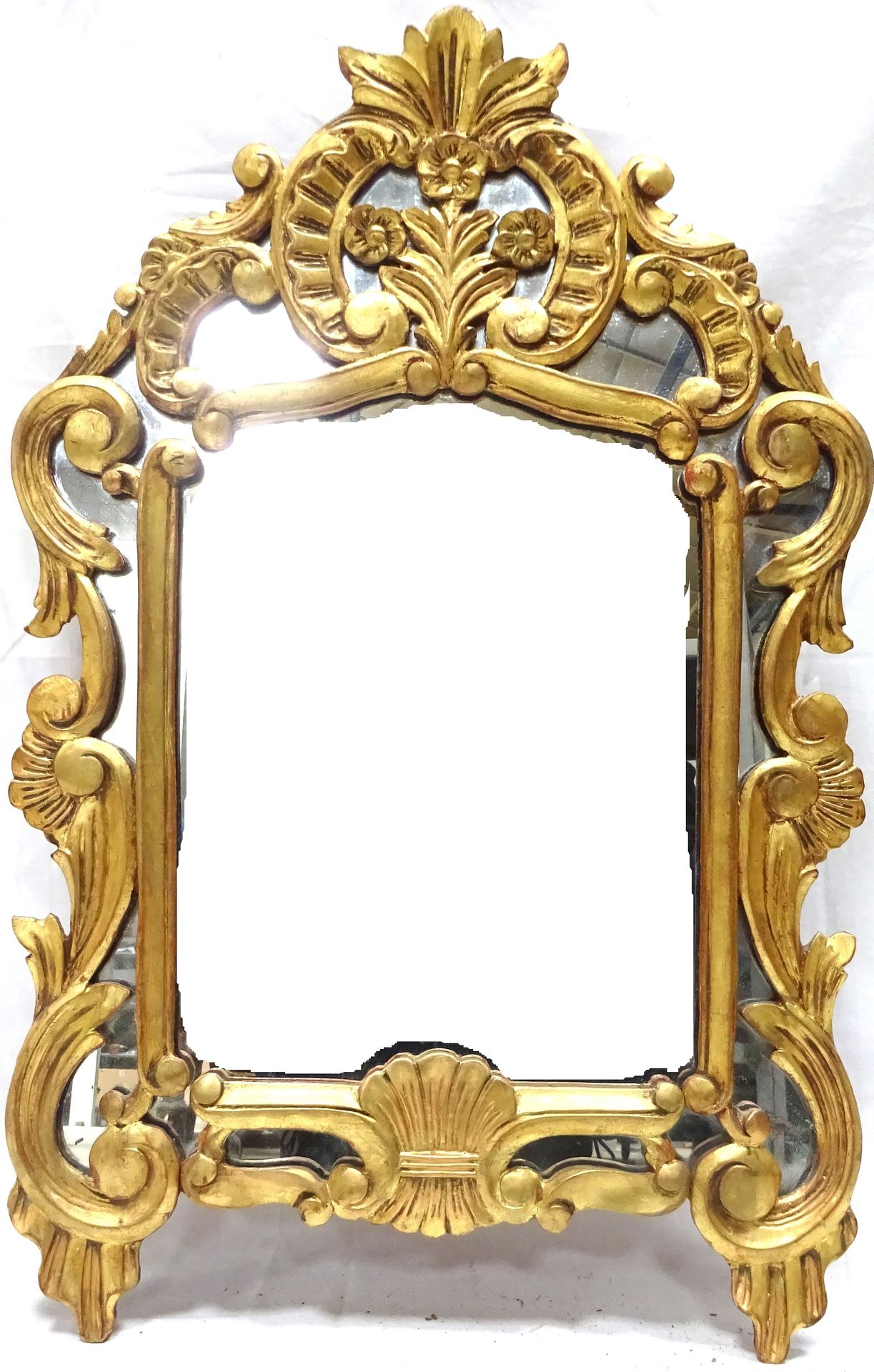 Null Miroir à parcloses en bois sculpté, stuqué et doré, à décor de fleurs, rinc&hellip;