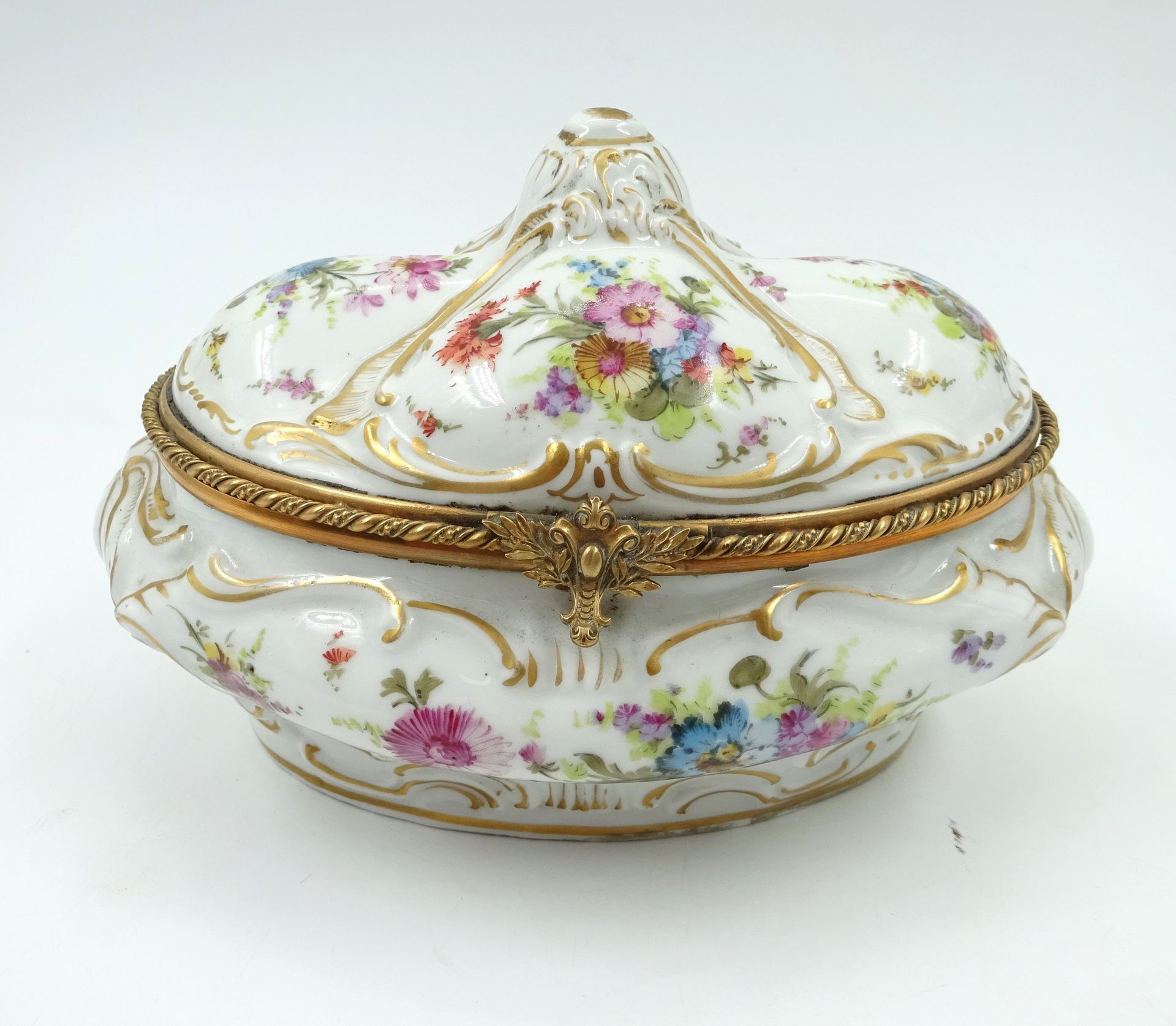 Null Portacaramelle in porcellana di Meissen con disegno floreale dipinto. Monta&hellip;