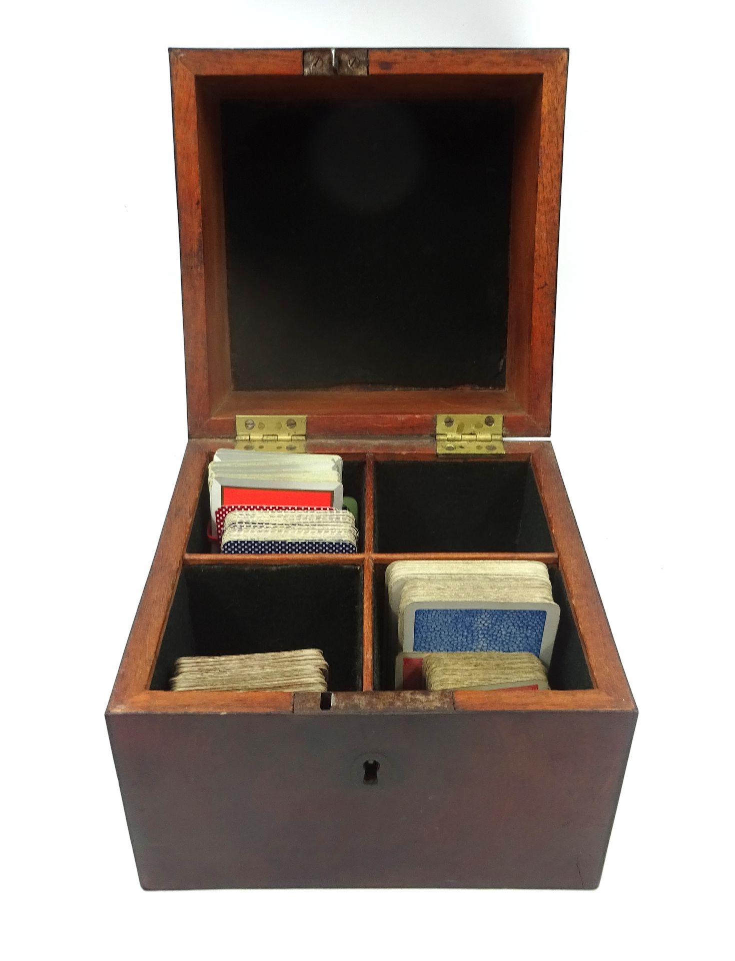 Null 染色胡桃木饰面立方卡盒，有四个隔层。17.5 x 17.5 x 19 厘米。略有磨损，钥匙丢失。