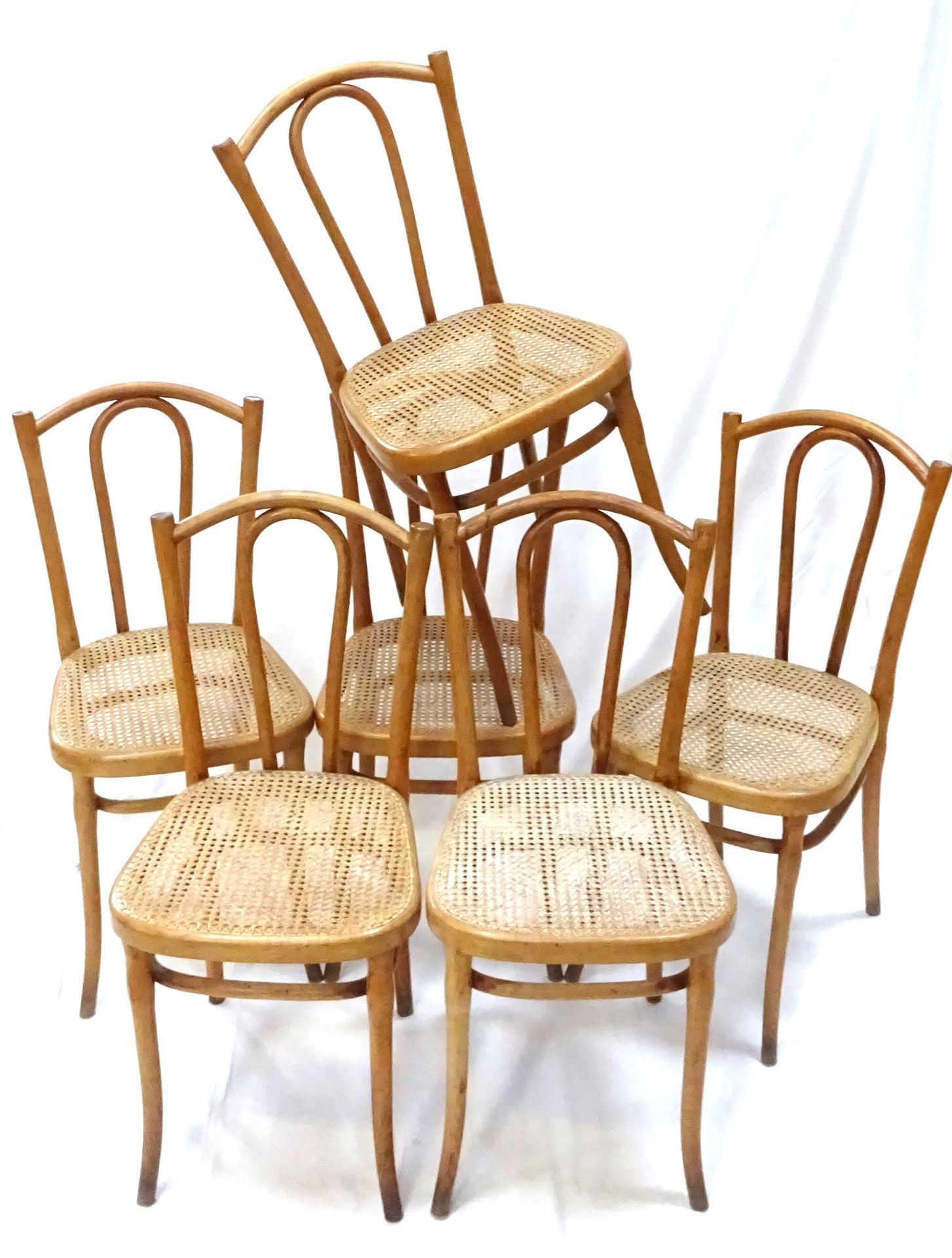 Null THONET. Six chaises en hêtre, assises cannées. Avec restes d'étiquettes. (t&hellip;