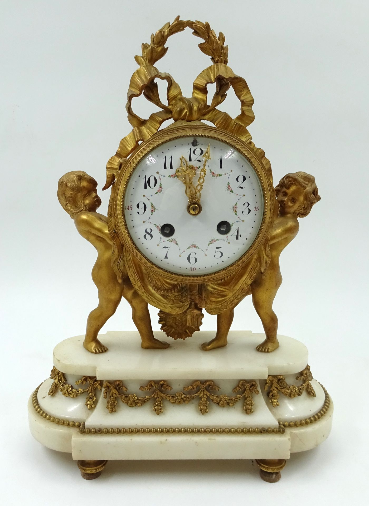Null Mantel clock supported by two ormolu children on a white marble base. 19th &hellip;