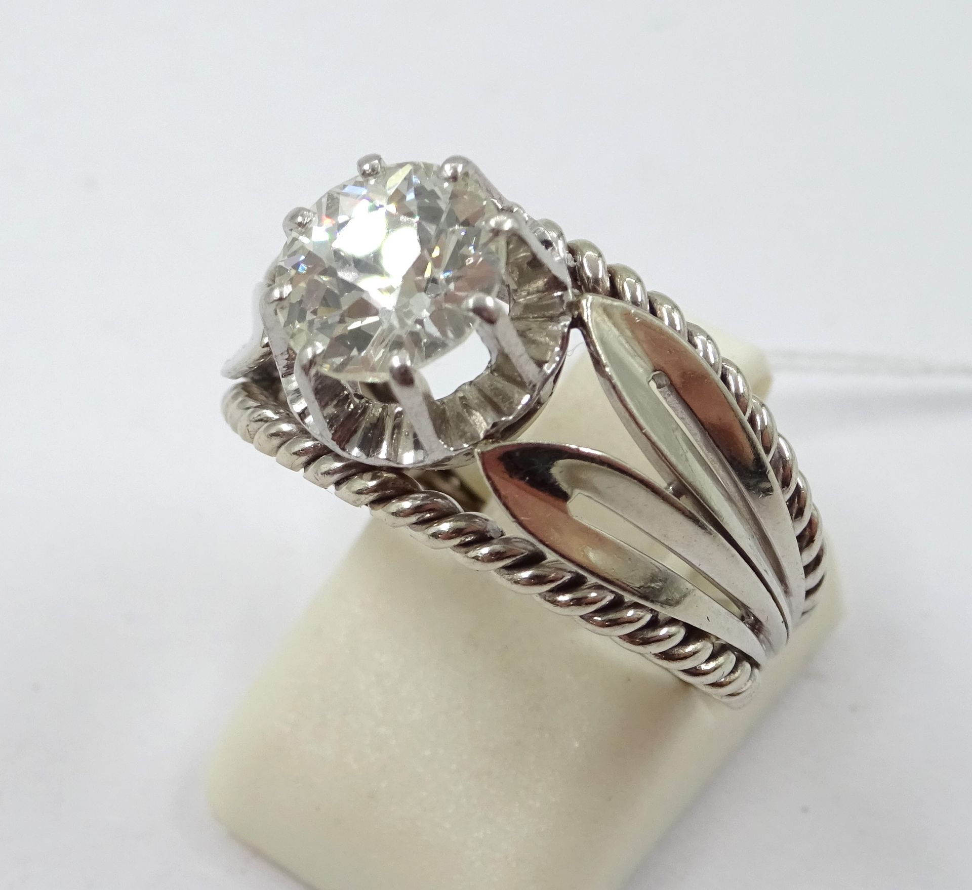 Null Anello in oro bianco 750°/°° (18 ct) e platino con incastonato un diamante &hellip;
