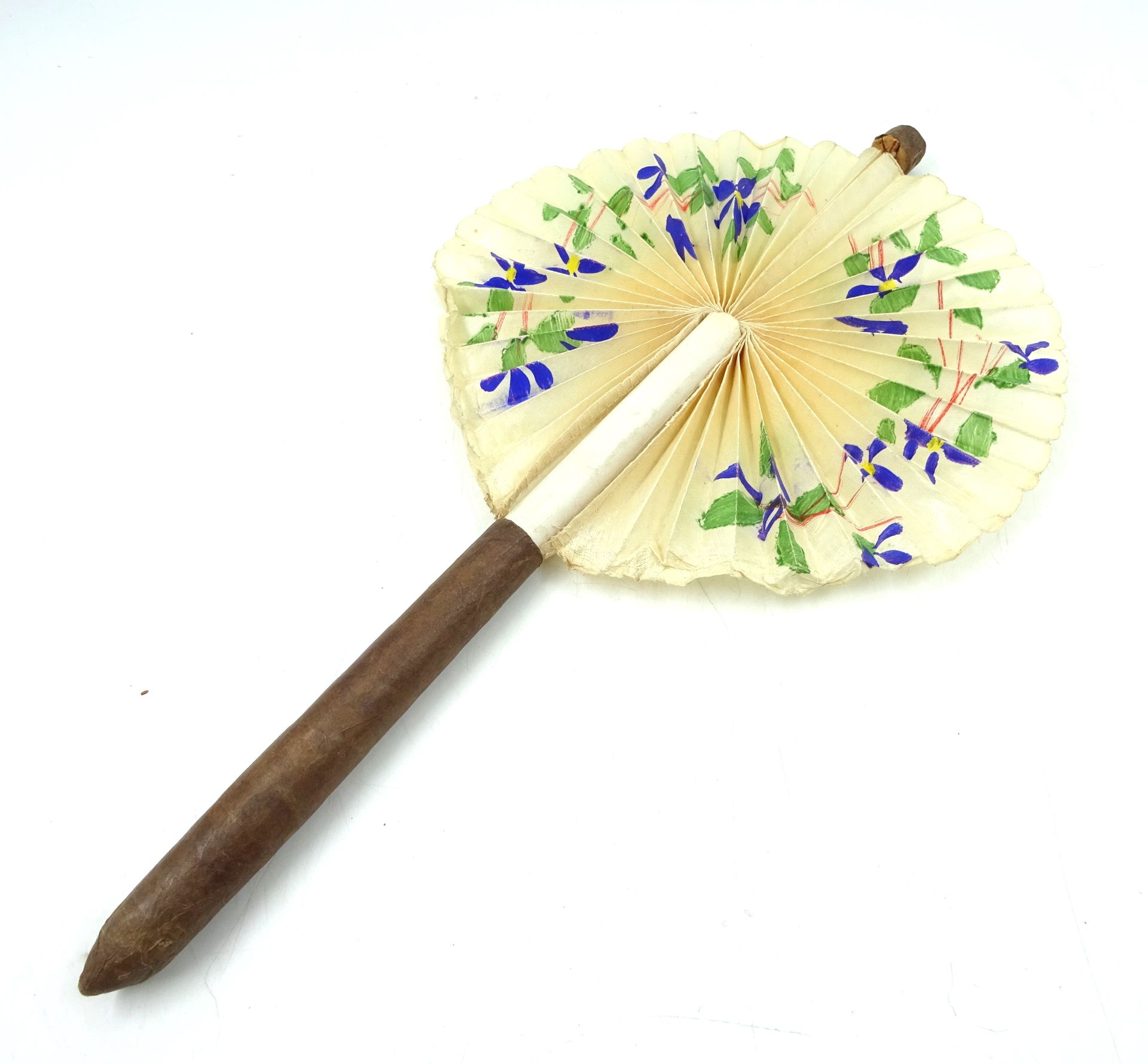 Null Cigarro ficticio que contiene un abanico de tela pintado con un diseño flor&hellip;