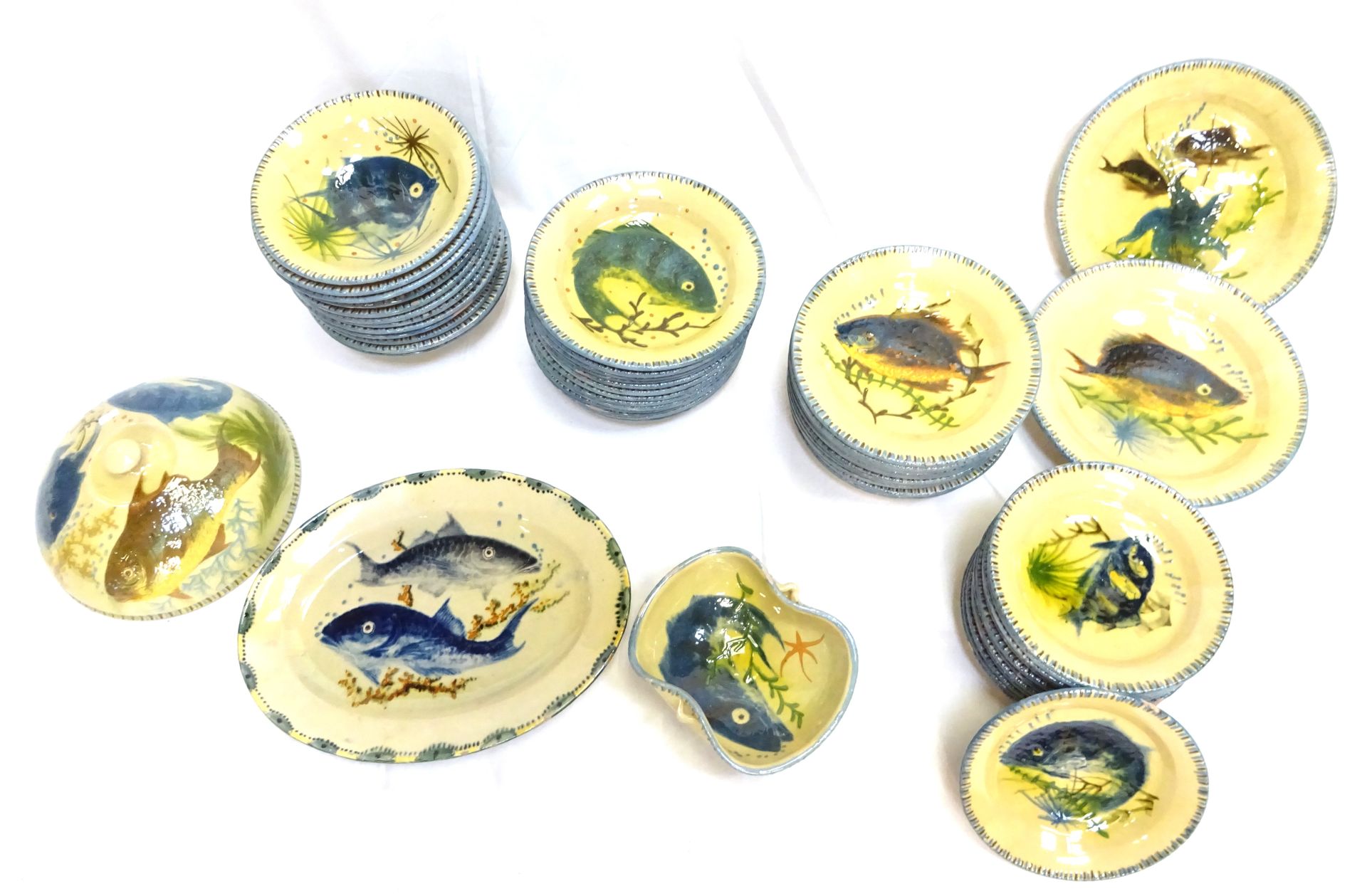Null Teil eines Geschirrsets aus Keramik mit emailliertem Fischdekor und Meeresg&hellip;
