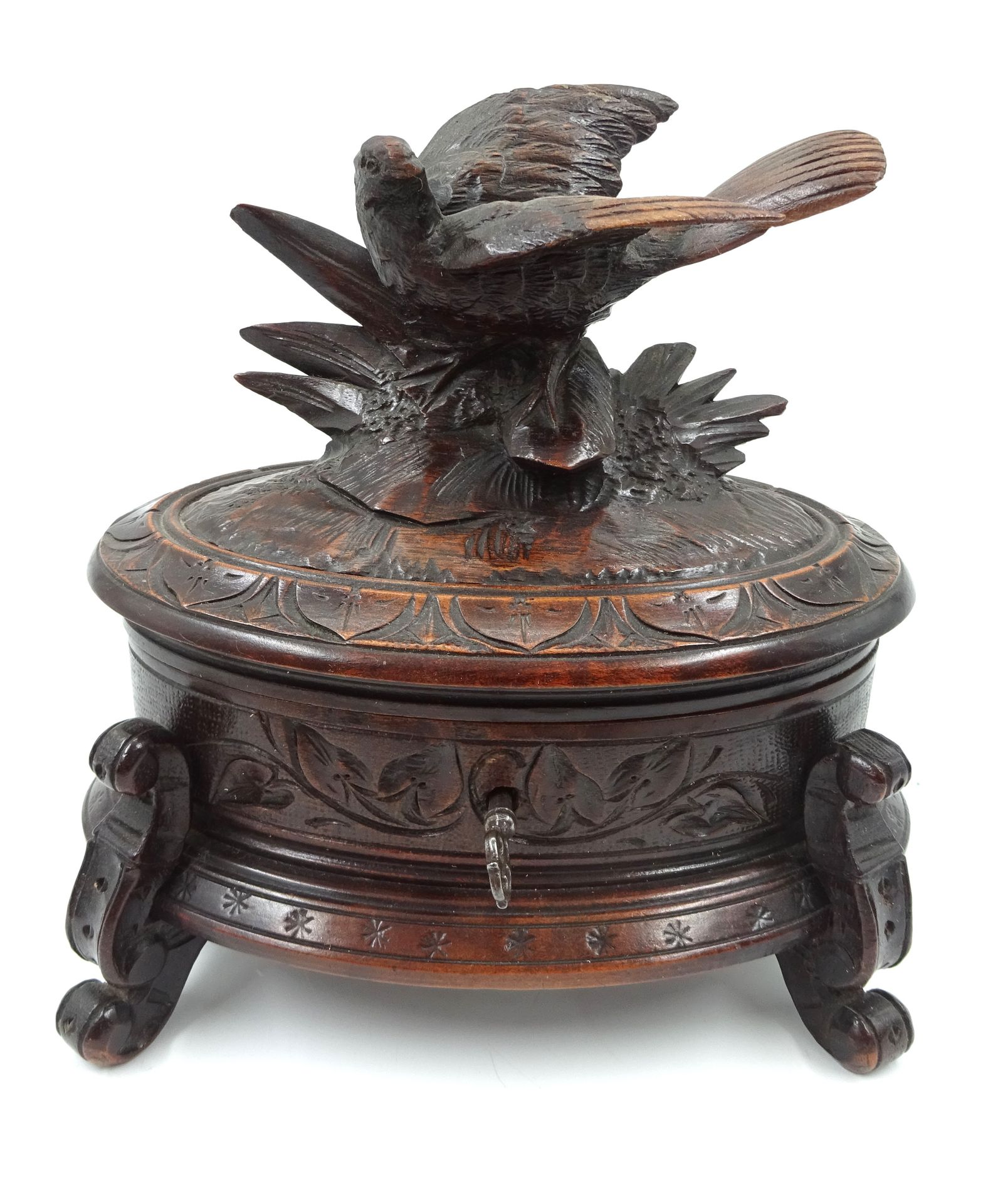 Null 雕刻木盒，顶端有一只鸟。黑森林作品，带钥匙（两只脚粘在一起）。16 x 16 x 11 厘米。