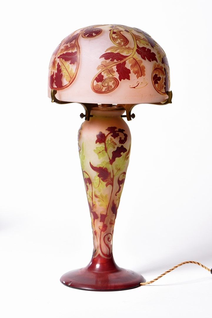 Null 埃米尔-加勒（1846-1904）。蘑菇灯，粉色多层玻璃，棕绿色酸蚀装饰的蕨类植物，帽子和脚上有签名，青铜安装。高33,5厘米