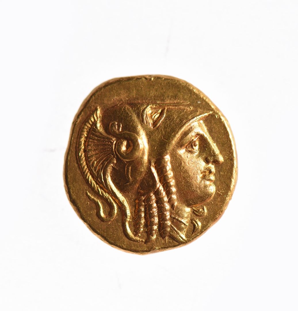Null 马其顿王国：亚历山大三世，大帝（公元前336-323年）黄金国度。马其顿。8,63 g.雅典娜右首，戴着科林斯式头盔，上面有三层护罩，装饰着一条蛇。R&hellip;