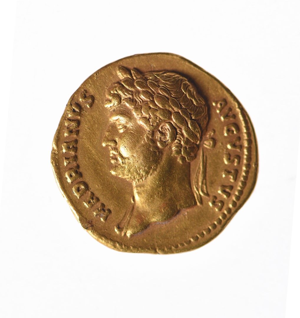 Null HADRIEN (117-138) Auréus d’or. Rome. 7,20 g. Sa tête laurée à gauche. R/ La&hellip;