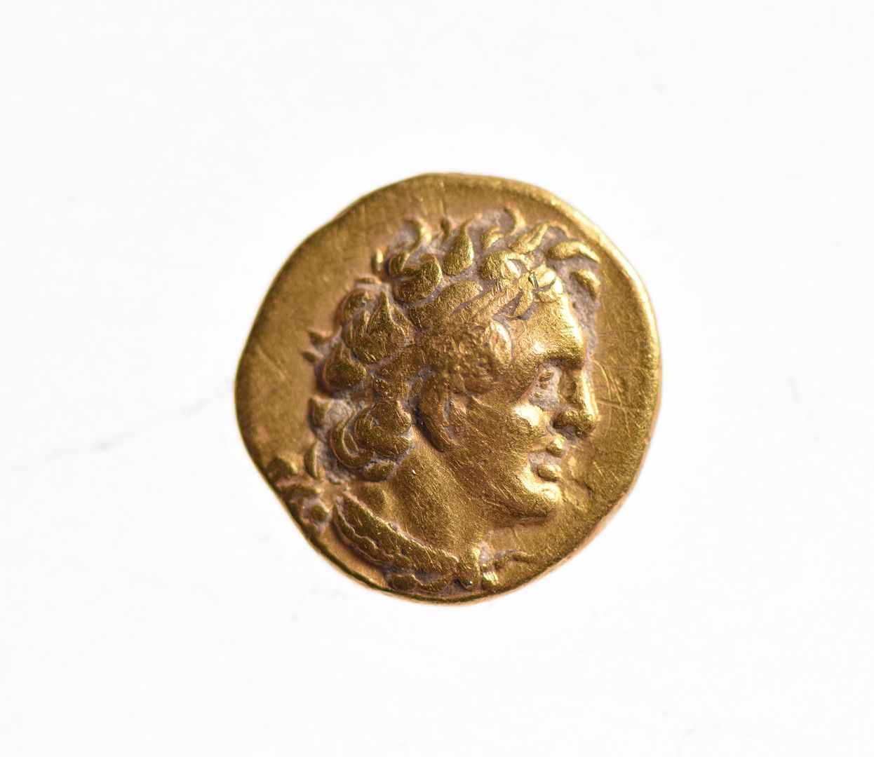 Null 埃及王国：托勒密一世-索特（公元前323-282年）黄金半身像。亚历山大，1.76克。托勒密一世-索特的头顶，脖子上有护罩。R/ 鹰站在雷电上的左边。&hellip;