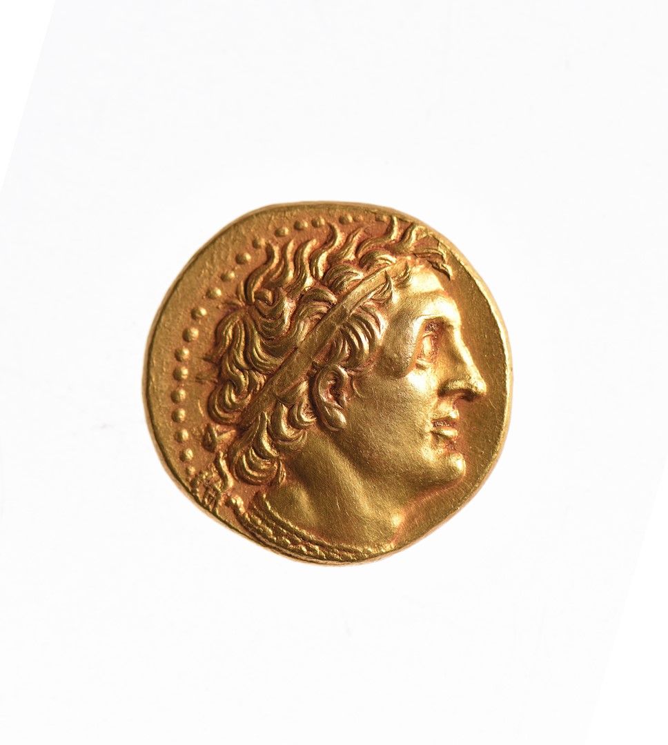 Null 埃及王国：托勒密一世-索特（公元前323-282年）黄金五铢钱。亚历山大，17.96克。托勒密一世-索特的头顶，脖子上有护罩。R/ 鹰站在雷电上的左边&hellip;