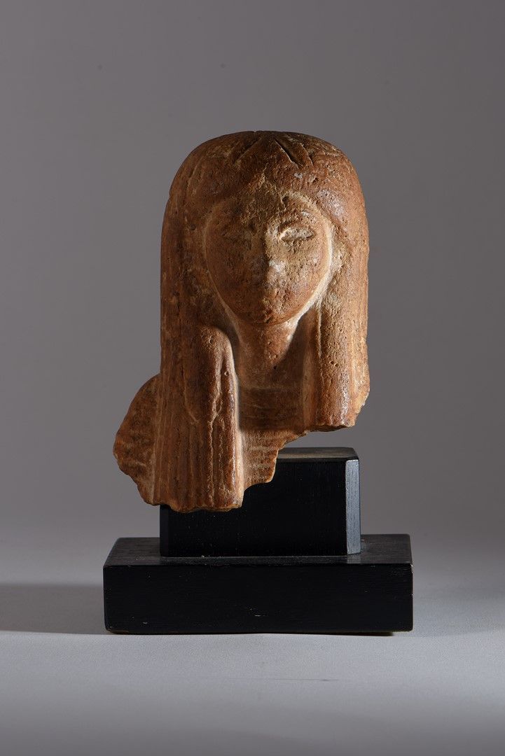 Null 坚硬的石灰岩女性头像，戴着饰有莲花瓣的大假发。埃及，拉美赛德时期，第20王朝，公元前1186-1070年高13,2厘米。小型修复。