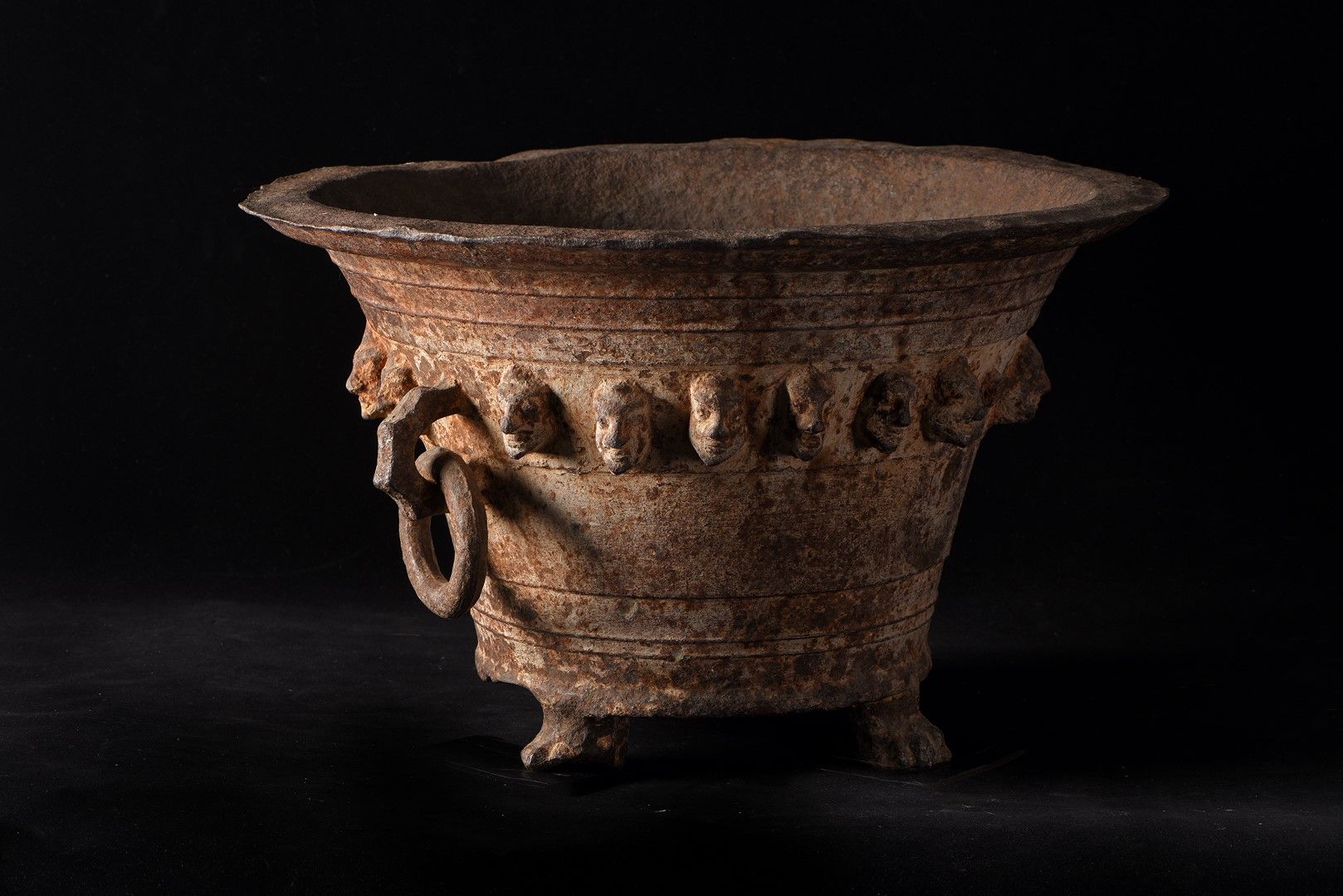 Null 一个铸铁的洗礼池，放在四个爪脚上，上面装饰着十八个马达加斯加。侧面的环状插座（缺失一个）。香槟，约1500年。高40厘米，直径62厘米，有小的事故，部&hellip;
