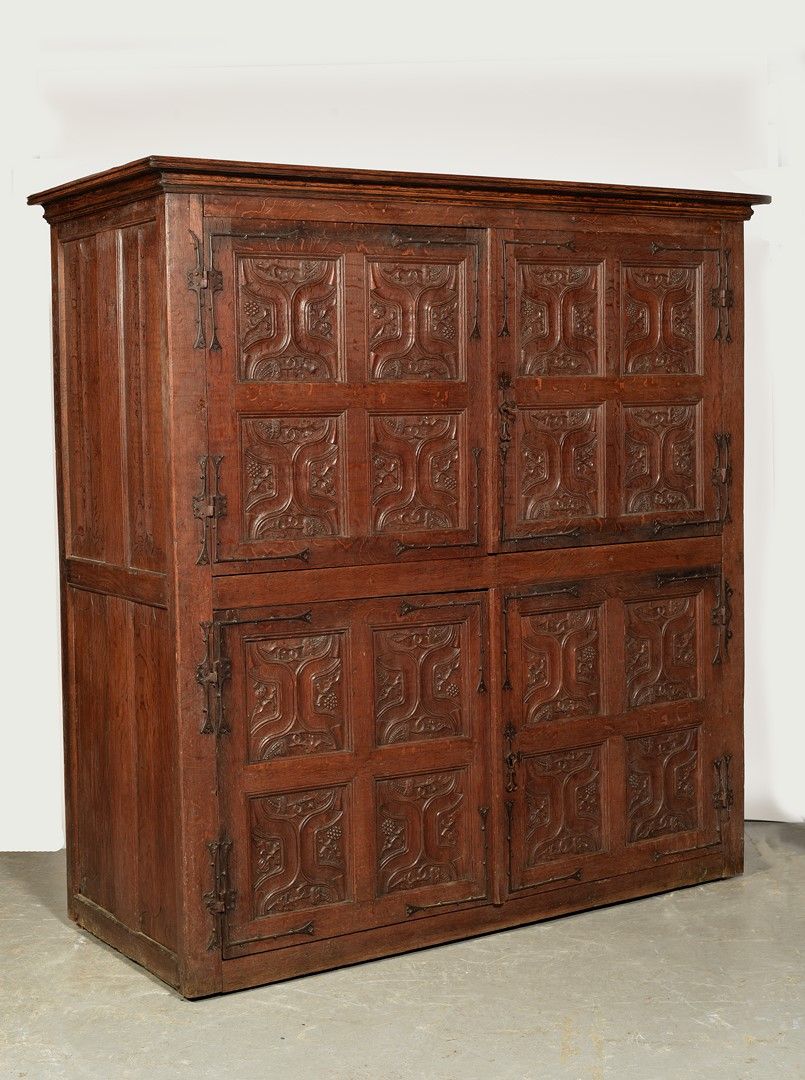 Null 罕见的哥特式橱柜，采用雕刻和模制的橡木，有四扇门，里面有16个饰有藤蔓的面板。侧板上雕刻着 "餐巾纸褶皱"。精美的时代铰链。布鲁日，15世纪末和16世&hellip;