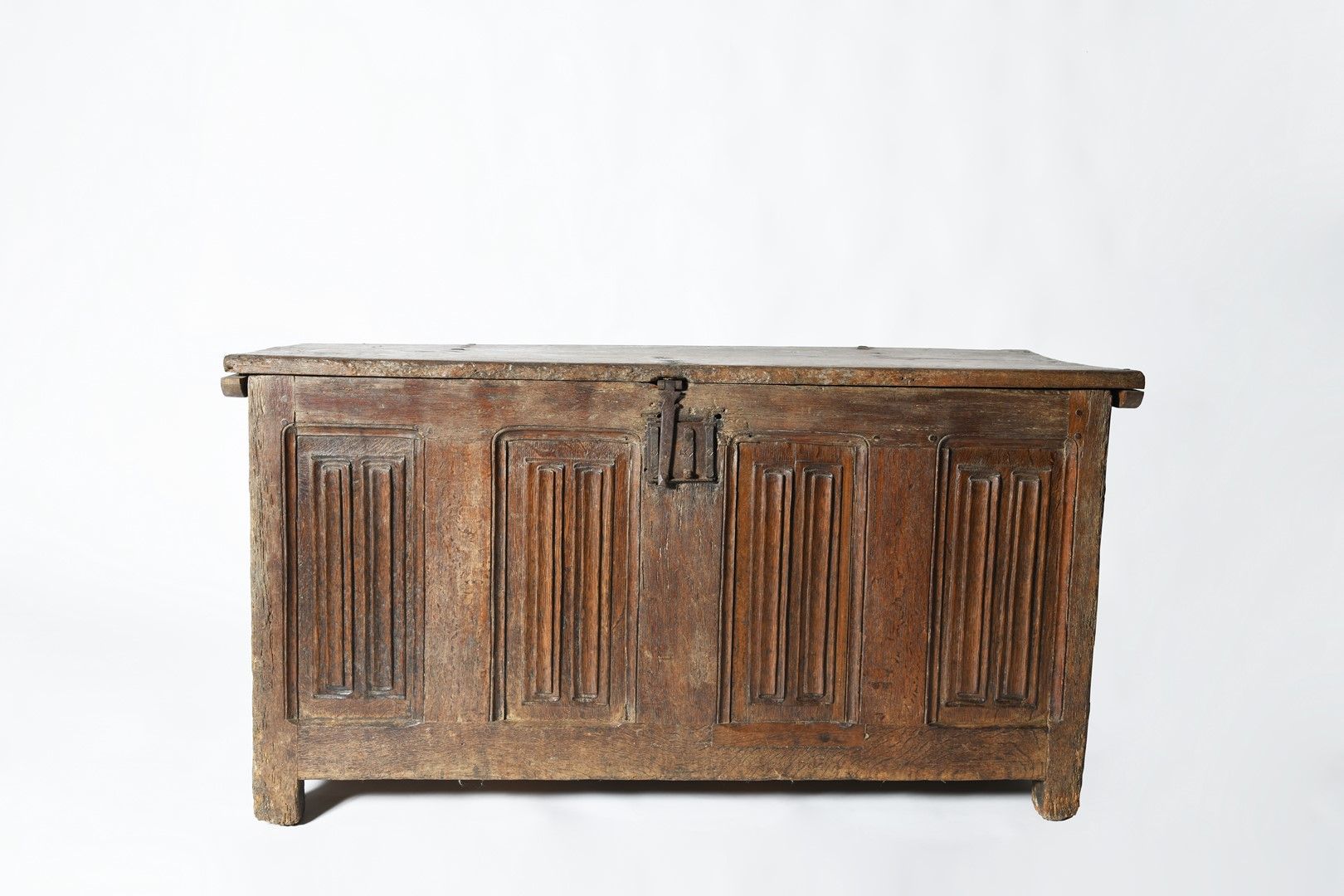 Null Gothic chest Oak, chiseled wrought iron The front composed of four carved p&hellip;