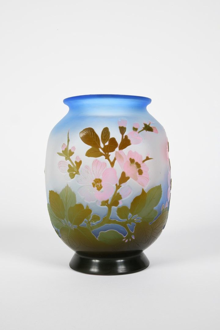 Null Emile GALLE (1846-1904). Vase en verre multicouche bleu, rose et brun à déc&hellip;