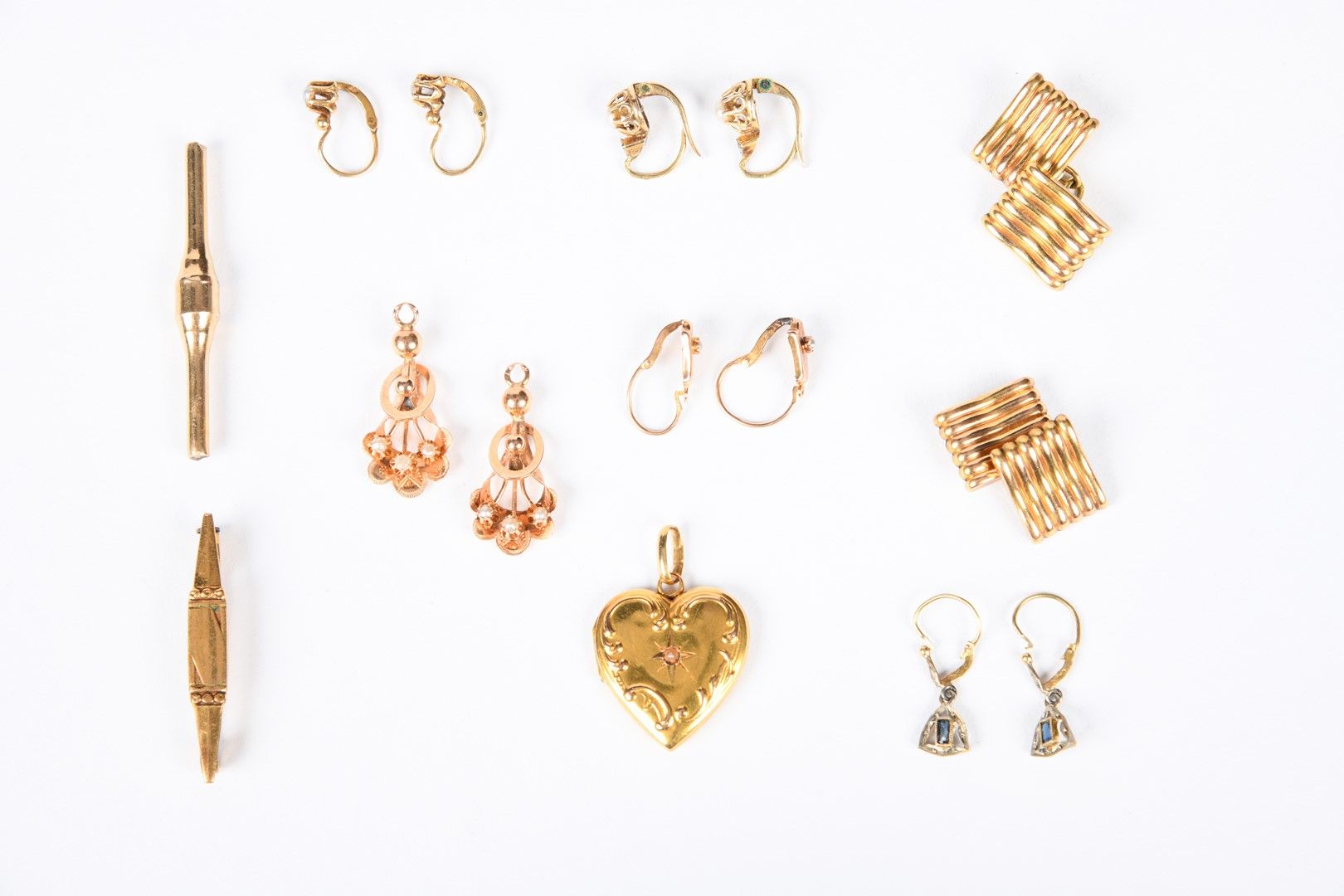 Null Lot comprising 5 pairs of yellow gold earrings circa 1900, a heart-shaped s&hellip;