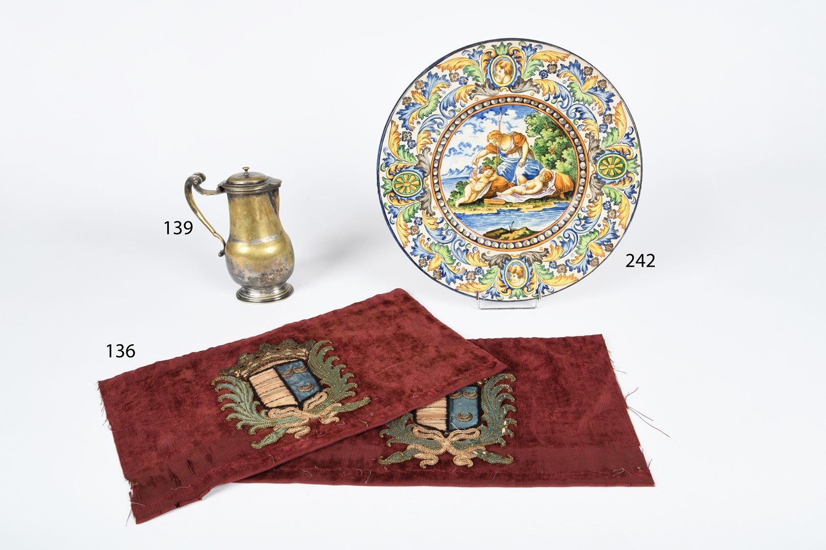 Null 两个带冠的盾形纹章，两边是棕榈叶。红色天鹅绒上的丝绸和金属线。18世纪。纹章的尺寸：20x16厘米。