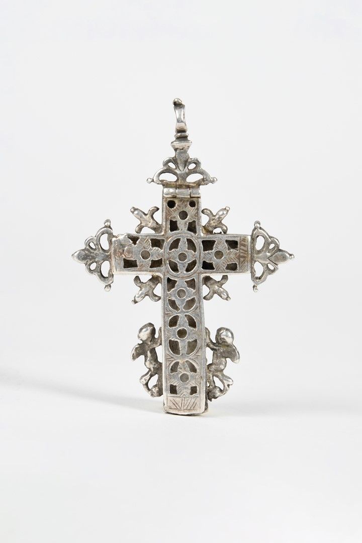 Null Croix reliquaire en argent ciselé et ajouré. XVIIIe siècle. H.6,5 cm. Poids&hellip;