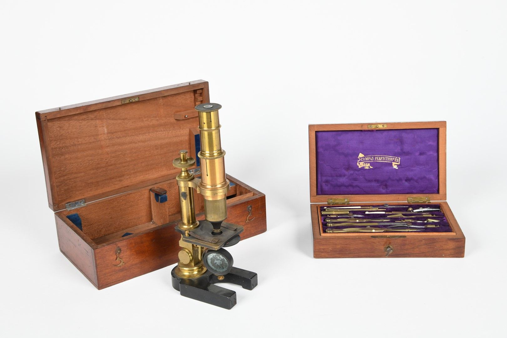 Null Lotto comprendente: un microscopio in ottone nella sua scatola e una scatol&hellip;