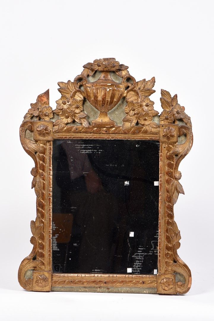 Null 一面鎏金木和雕刻的镜子，镜座上装饰着一个花瓶。18世纪。尺寸：70x51厘米。镀金层有轻微损坏，并有部分缺失。