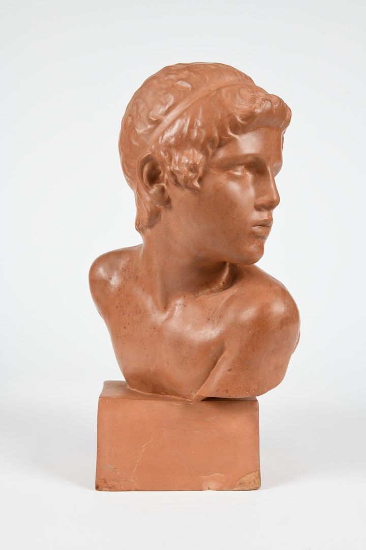Null 康斯坦丁-鲁瓦（1865-1929）。"年轻阿基里斯的半身像"。兵马俑雕塑。背面有签名。高43.5厘米。