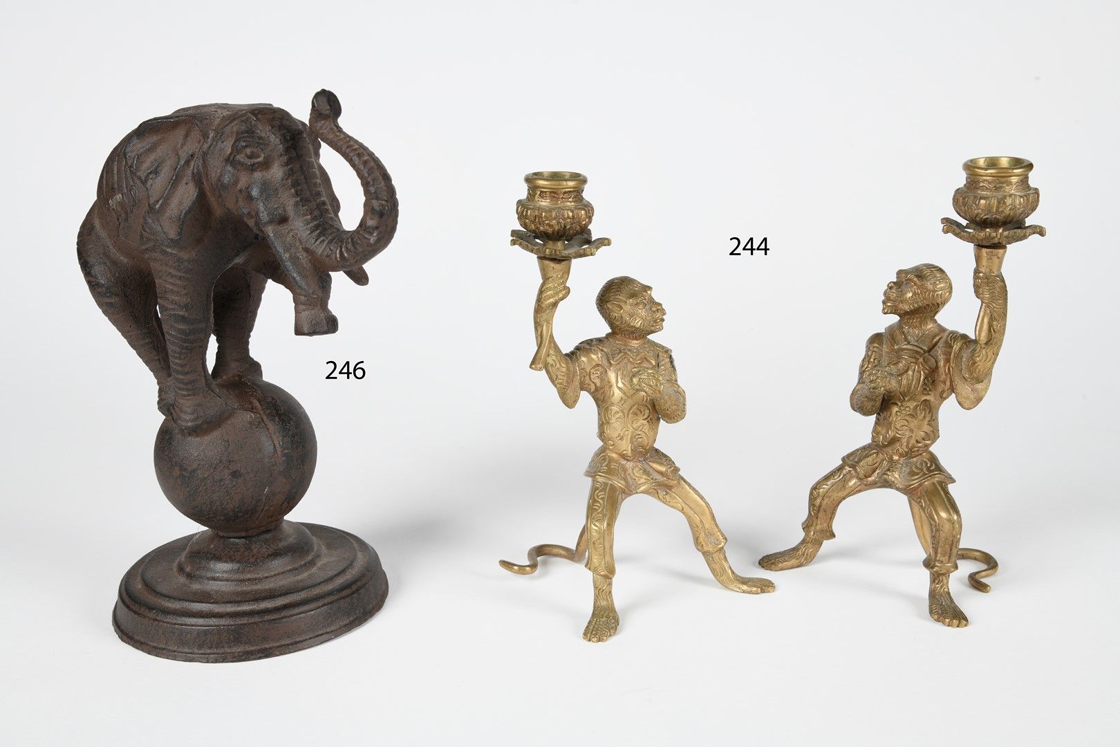 Null Paire de flambeaux en bronze en forme de singes serviteurs. Début du XXe si&hellip;