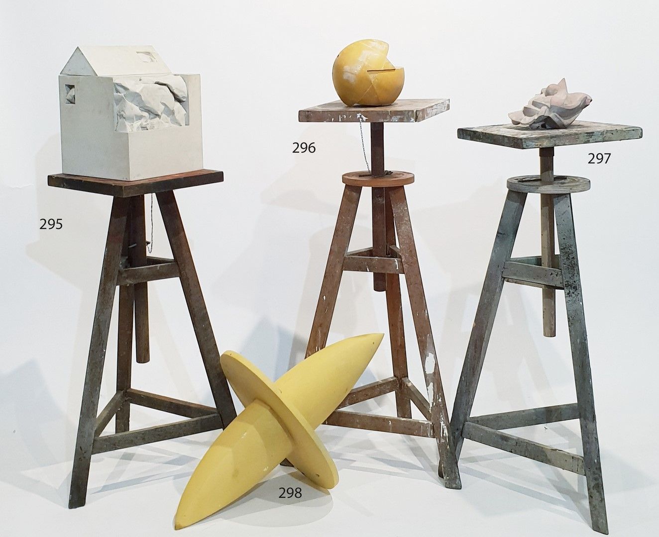 Null Anonym 20. Jahrhundert. Folge von vier abstrakten Skulpturen aus Holz, Stei&hellip;