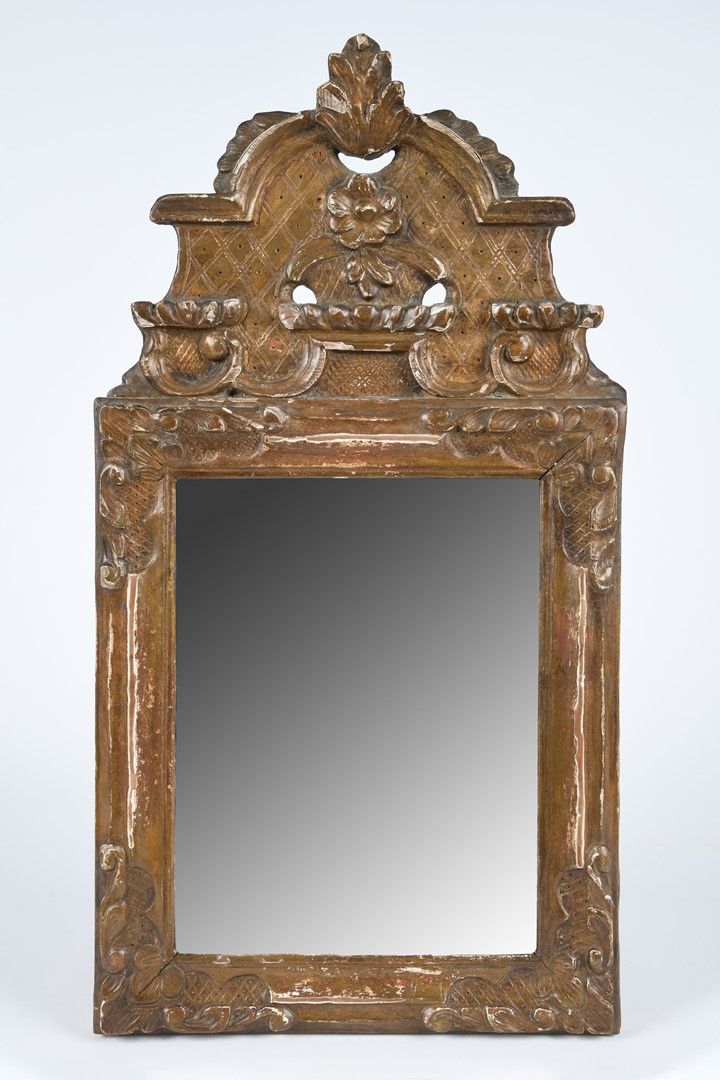 Null 一面带有雕刻、粉刷和镀金木头的Rocaille装饰的小门楣镜。18世纪。尺寸67x35厘米。损坏和丢失的部件。