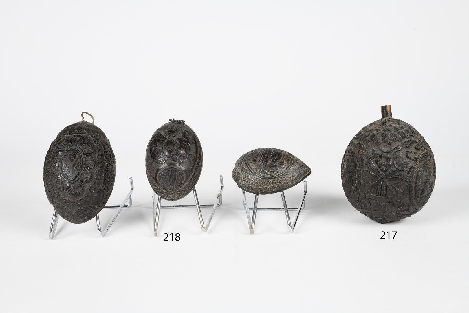 Null 椰子粉壶或葫芦上完全雕刻着属性、花环、表头和字符的奖章。19世纪。高14,5厘米。