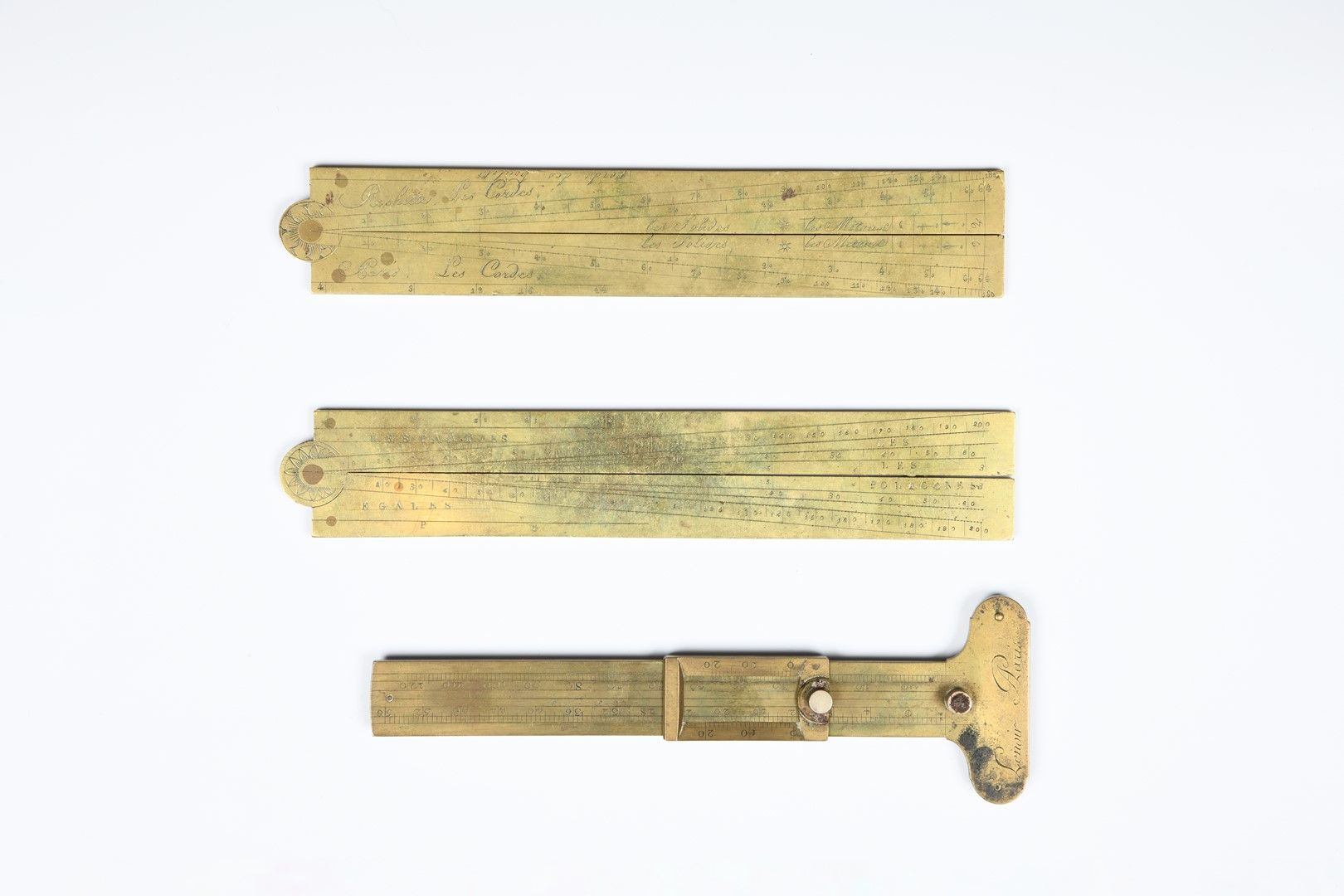 Null 一套三件科学仪器包括：两个18世纪雕刻的黄铜比例罗盘或 "pieds de roy "和一个刻有 "LENOIR à Paris "的黄铜滑动规则。尊&hellip;