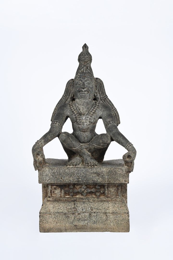 Null 印度，16-17世纪。灰色花岗岩雕塑，表现一个萨杜，以瑜伽的姿势坐着，双腿微微张开，抬起并交叉，由苦行僧的绳子牵着。高70厘米 - 长：34.5厘米。