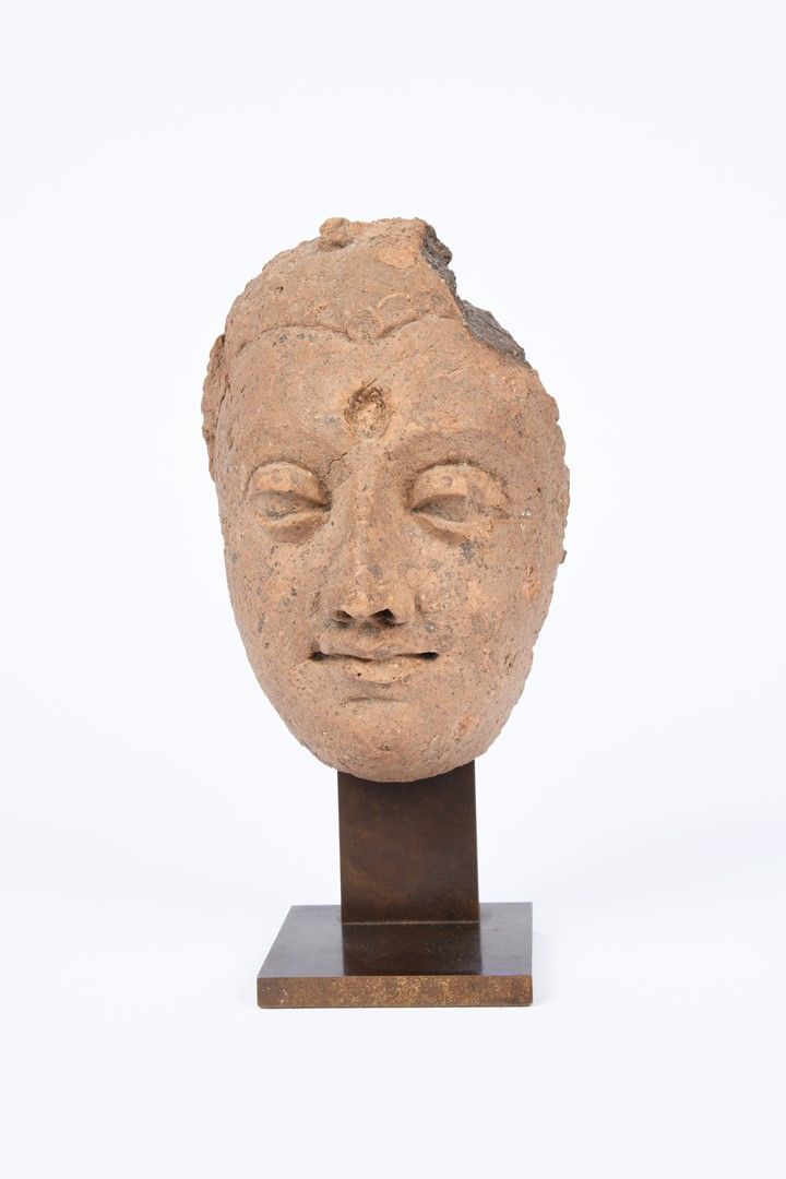 Null 来自犍陀罗的希腊-佛教艺术，公元3-4世纪灰泥材质的佛祖面容，带有米色的粉色光泽，头发还带着几根卷发，额头上有一个小空洞，容纳着已经消失的乌纳（头发的&hellip;