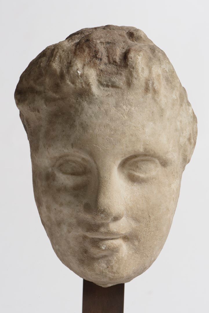 Null Volto femminile con lieve sorriso in marmo bianco. Grecia, arte ellenistica&hellip;