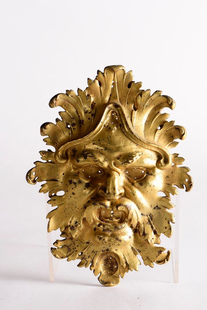 Null Aplique de cobre dorado y tallado decorado con un mascarón de hojas. Siglos&hellip;