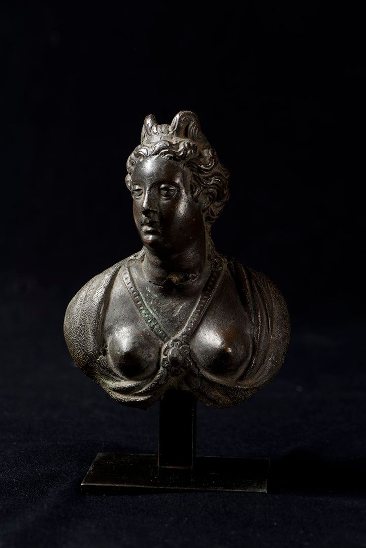 Null 戴安娜或寓言式的半身像。青铜，带有棕色的铜锈。16世纪末或17世纪初。高14厘米。意外事件。出处：出处：Guy Dubois收藏，鲁昂。