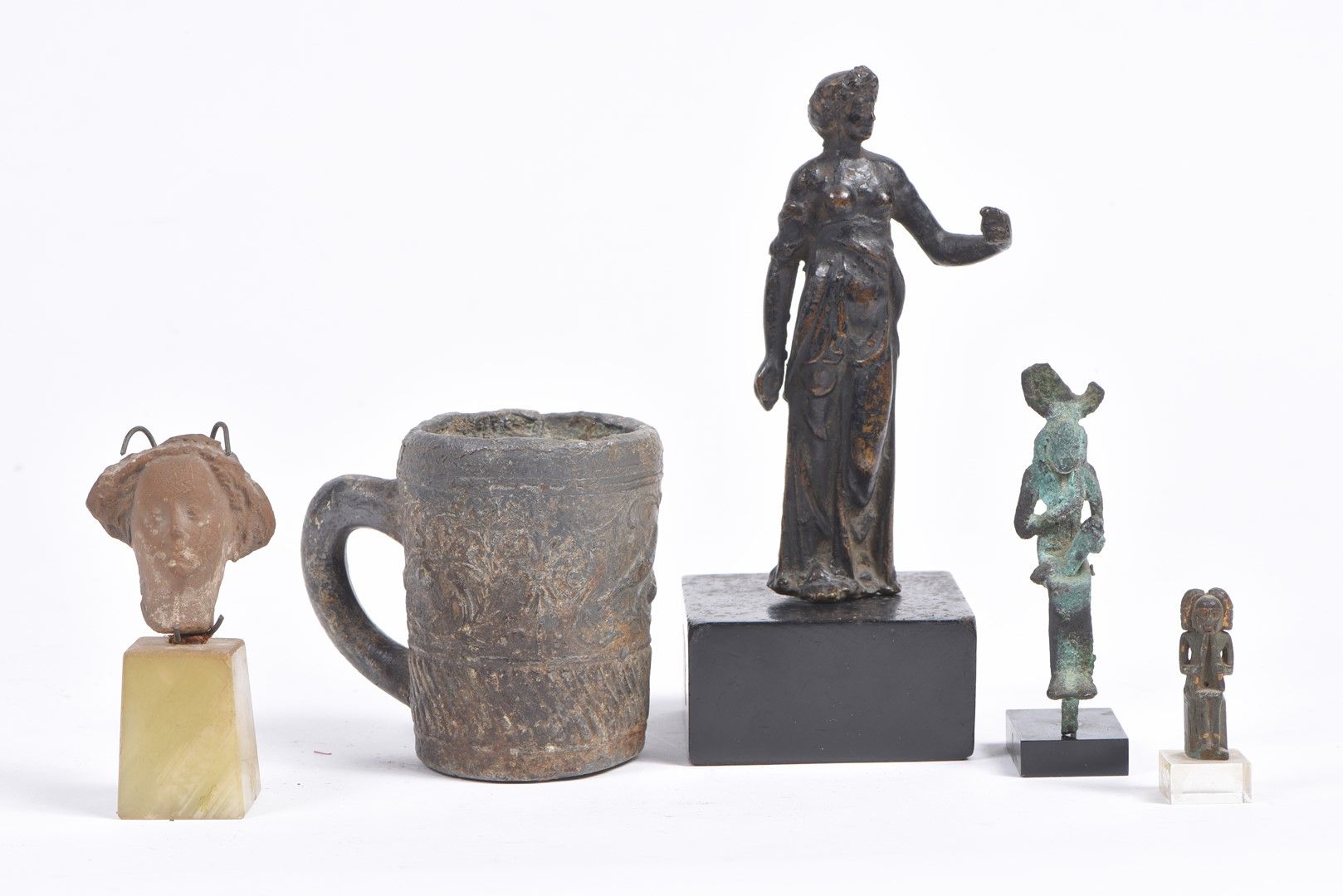 Null Collection de cinq objets dont une statuette, trois amulettes et un vase en&hellip;