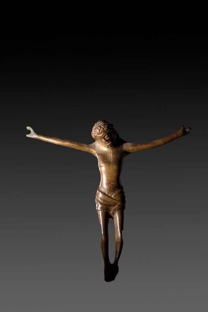 Null Christ d'applique en bronze. XVe. H. 10 cm. Accidents, oxydation
