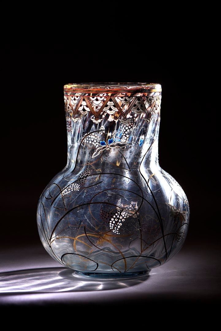 Null "埃米尔-加勒（1846-1904 年）。香草与蝴蝶 "花瓶- 约 1880 年。球形扭曲瓶身，宽管状瓶颈，月光玻璃瓶身，蓝、红、白、黑四色珐琅装饰，&hellip;