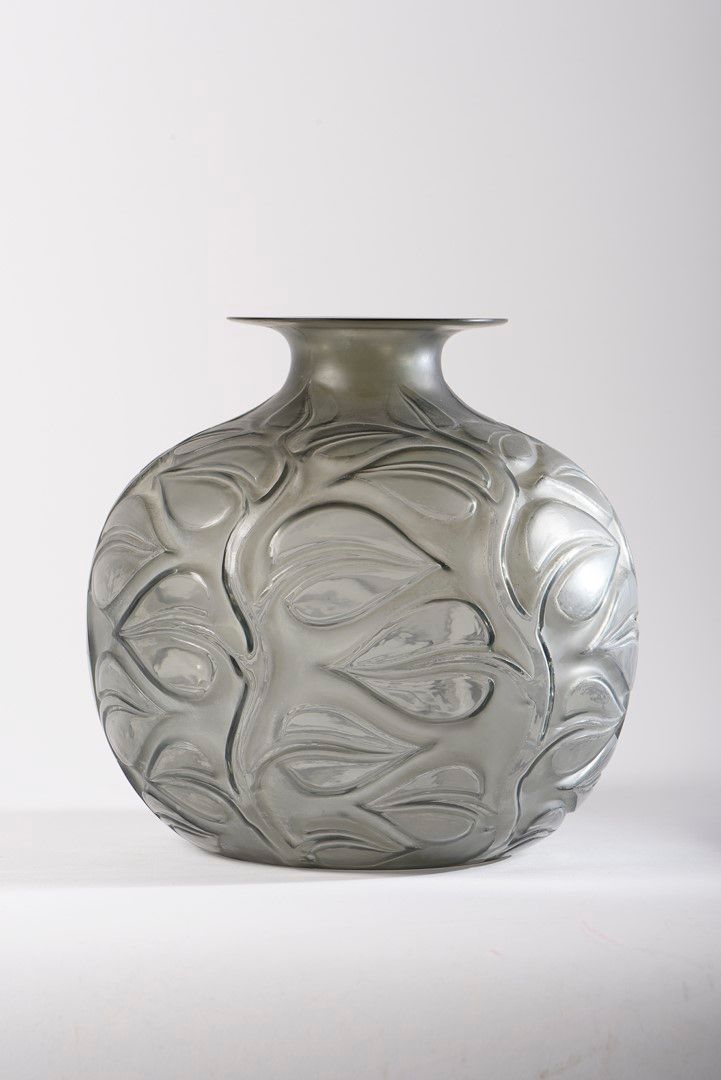 Null René LALIQUE (1860-1945). Jarrón Sophora en gris ahumado, vidrio soplado a &hellip;